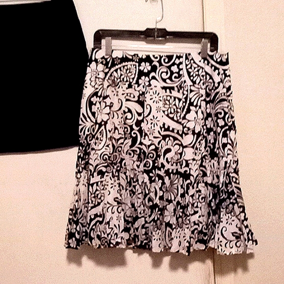 3/$10- 2 Ladies Skirts - Picture 3 of 3